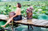 Lại thêm người phụ nữ trung niên 'hở bạo' ôm chiếc lu giữa đầm sen khiến mọi người 'đỏ mặt'