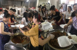 2 vợ chồng lặng lẽ chuẩn bị 1.000 suất cơm miễn phí cho lực lượng chữa cháy rừng: Có người nói ra nói vào