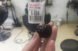 Vào siêu thị chỉ mua 1 quả cherry 6 ngàn đồng nhưng câu nói của bé gái mới khiến dân mạng bất ngờ