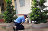 Xôn xao hình ảnh bác bảo vệ quỳ ở góc sân trường, biết được lý do phía sau mọi người mới bất ngờ