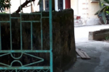 Hai bé trai bị bố đẻ dùng then cửa đánh đập đến nằm gục trên vũng máu