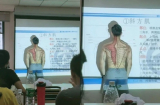Thầy giáo thản nhiên 'khoe thân' ngay trước mặt toàn thể học sinh nhưng nguyên nhân mới khiến mọi người bất ngờ