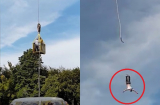 Đang nhảy bungee thì dây bất ngờ bị đứt, người đàn ông rơi tự do xuống đất khiến du khách chứng kiến 'thót tim'