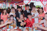 Xem lại bộ ảnh cưới, thợ ảnh không khỏi giật mình vì nhân vật lạ thập thò phía sau lưng cô dâu chú rể