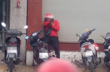 Shipper ngồi khóc nghẹn vì bị 'bùng' đơn gà nướng cả triệu đồng nhưng dân mạng lại phát hiện ra điều không ngờ