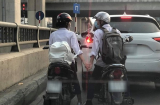 Cái nắm tay vội của cặp đôi khi chờ đèn đỏ khiến ai cũng xuýt xoa
