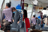 Khoảnh khắc cô con gái ngủ gục lên vai bố trên chuyến xe đi nhập học gây xúc động