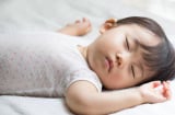 Đừng dại đánh thức con trước 6 giờ khiến trẻ lùn tịt so với bạn bè cùng trang lứa
