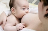 Cho bé 1,5 tháng bú rồi ngủ quên người mẹ nhận tin sét đánh