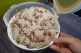 Nấu xôi lạc thơm dẻo chỉ cần dùng nồi cơm điện theo cách này, vụng đến mấy cũng làm được