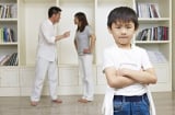 Thấy bố say xỉn đánh mẹ trong đêm, cậu bé 6 tuổi đã chạy ra khỏi nhà rồi làm hành động bất ngờ