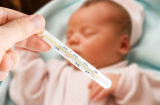 Cảnh báo từ vụ: Con 1 tháng tuổi bị sốt, mẹ quấn thêm áo và cái kết đau buồn