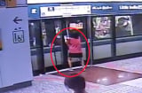 Tàu đóng cửa nhưng nữ hành khách vẫn bất chấp làm hành động này và gặp họa ngay sau đó
