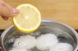 Luộc trứng cứ thả thêm một miếng chanh nhỏ vào nồi, bạn sẽ thấy ngay điều bất ngờ