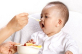 Cho con ăn dặm kiểu này bảo sao bé nuôi mãi không lớn