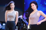Jennie sexy quyến rũ trong áo lệch vai nhưng có vẻ như là đang 'bức' vòng 1 quá đà
