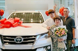 Chưa đầy 1 năm sau khi tậu xế hộp hơn 3 tỷ, Đức Phúc tiếp tục mua xe hơi cho bố mẹ