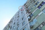 Bị cha mẹ đánh đập tàn nhẫn nhiều năm, cậu bé 8 tuổi bất ngờ nhảy lầu tự tử khiến ai cũng xót xa