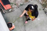 Mẹ liên tục đánh con vì không làm bài tập, đến khi cậu bé nôn dữ dội thì mới phát hiện điều đau lòng