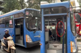 Dừng đèn đỏ, tài xế xe buýt bấm còi rồi ép xe máy nhưng hành động này mới khiến người đi đường bức xúc