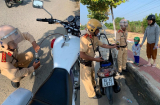 Thấy bà mẹ trẻ chở con đi học đang loay hoay giữa đường, CSGT đã đến và làm điều khiến ai cũng ấm lòng