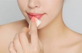 Mẹo nhỏ để bạn tránh các lỗi sai khi chăm sóc da môi cẩn thận giúp bạn tự tin ngày lạnh về