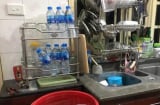 Nước sạch nhiễm dầu: Chuyên gia cảnh báo không nên dùng nước khoáng nấu ăn