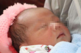 Bé sơ sinh 1 tuần tuổi bị bỏ lại cổng chùa với lời nhắn nhờ các sư nuôi giúp