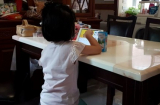 Cảnh báo: Bé gái mới 3 tuổi đã cận tới 2 độ vì bà làm điều này khi cho cháu ăn