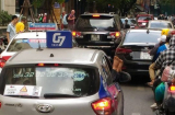 Ngồi trong xe taxi, hành khách còn thản nhiên thò đôi chân ra khỏi cửa nhưng điều này mới gây chú ý
