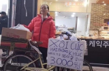 Món xôi khúc Việt Nam bất ngờ xuất hiện trên đường phố Hàn Quốc nhưng giá bán mới gây chú ý
