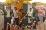 Đang đứng trên sân khấu, chú rể bất ngờ bị hội bạn 'úp' bánh gato khắp người nhưng nhìn cô dâu mới thương cảm