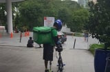 Định khiếu nại lên tổng đài vì đồ ăn giao chậm nhưng khi nhìn thấy shipper thì cô gái mới cay mắt