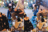 Cậu bé bán hàng rong quỳ lạy rồi dập đầu xuống đất nhiều lần để 'chèo kéo' khách mua đồ gây xôn xao