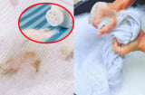 Bỏ phấn rôm lên quần áo bẩn rồi đem giặt, bạn sẽ ngạc nhiên khi nhìn thấy kết quả