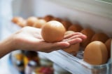 Để trứng ở cánh cửa tủ lạnh có sao không: Câu trả lời bất ngờ không phải ai cũng biết