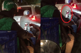 Dừng chờ đèn đỏ, tài xế Grab tranh thủ từng phút ngắn ngủi để gọi điện nói chuyện với vợ con