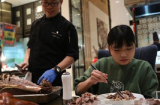 Một mình ăn hết cả con cừu vẫn chưa thấy no, cô gái bị hàng loạt nhà hàng buffet 'cấm cửa'