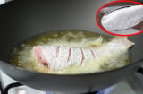 Thêm thứ gia vị này vào chảo, rán cá không bao giờ bị sát lại còn vàng ruộm, thơm phức