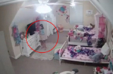 Đang chơi trong phòng, bé gái 'giật nảy mình' vì nghe thấy tiếng nói lạ phát ra từ camera mẹ mới lắp
