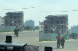 Trời rét buốt nhưng người cha sẵn sàng nhường chiếc áo duy nhất của mình cho con gái khiến nhiều người 'cay mắt'