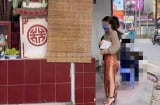 Đi lễ chùa mùng 1 mà cô gái lại diện chiếc váy khiến ai cũng phải lắc đầu