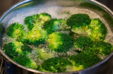 Luộc rau xanh mướt, ngọt nước chỉ cần thêm vài giọt này vào nồi