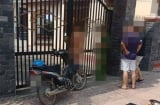 Cầu hôn không được, nam thanh niên đứng trước cổng nhà bạn gái gào thét rồi làm hành động lạ