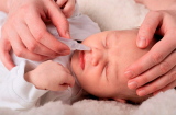 Giữa mùa dịch COVID-19, rửa mũi cho trẻ bằng nước muối sinh lý có an toàn không?