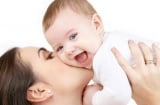 Một nụ hôn trên má mang cả tá mầm bệnh: Hãy từ bỏ thói quen thơm trẻ trong mùa dịch Covid -19