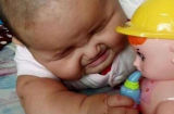 Thấy đồ chơi mới con trai khóc ré lên đầy khó hiểu, biết nguyên nhân cả nhà được phen ôm bụng cười