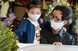 Xót xa với hình ảnh con gái Mai Phương bên linh cữu của mẹ trong đám tang