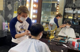 Trở lại làm thợ cắt tóc trong mùa dịch, Đàm Vĩnh Hưng chỉ ưu tiên phục vụ một vị khách đặc biệt