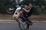 Đăng clip khoe 'kỹ năng' bốc đầu xe máy lên Facebook, nam thanh niên bị công an triệu tập
